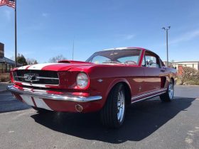 Ford Mustang Fastback 289 BJ 1965 rot/weiss
