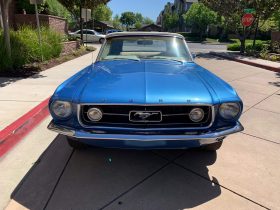Ford Mustang Cabrio Baujahr 1967 blau/beige