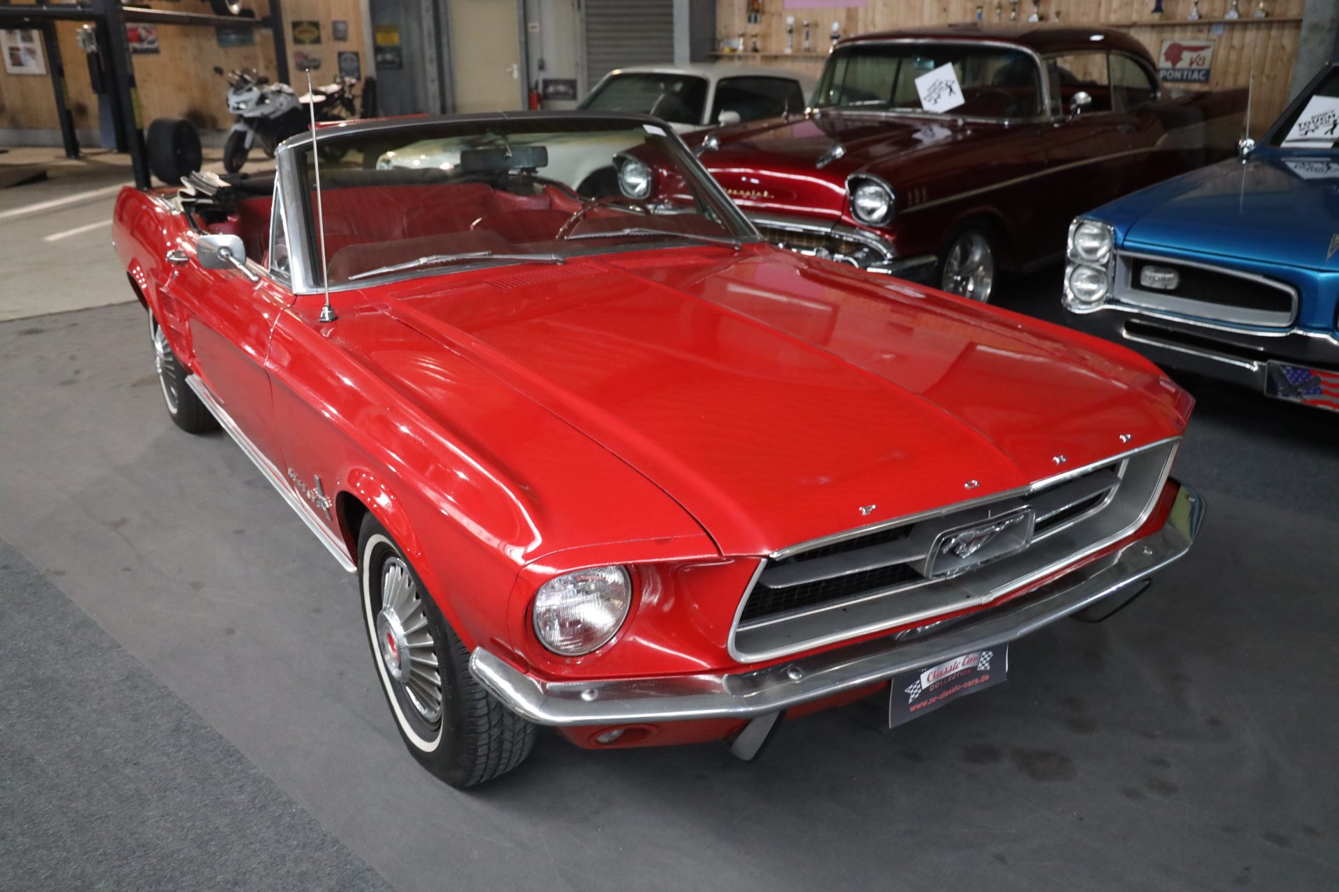 1967 Ford Mustang Cabrio Rot/Rot | NR Classic Car Collection Stuttgart | Stoffgürtel