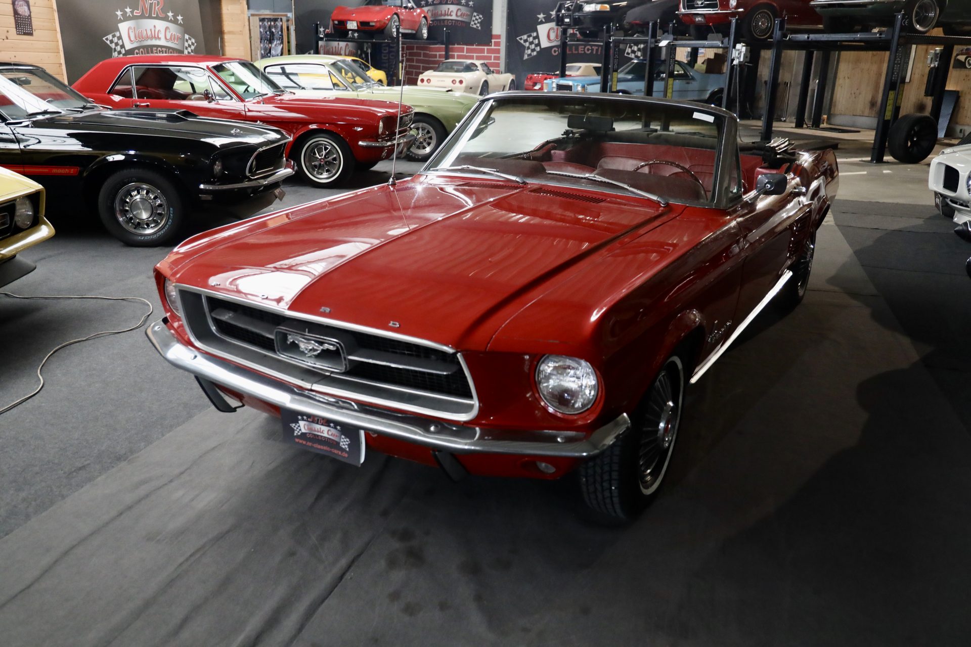 1967 Ford Mustang Cabrio Rot/Rot | NR Classic Car Collection Stuttgart | Stoffgürtel